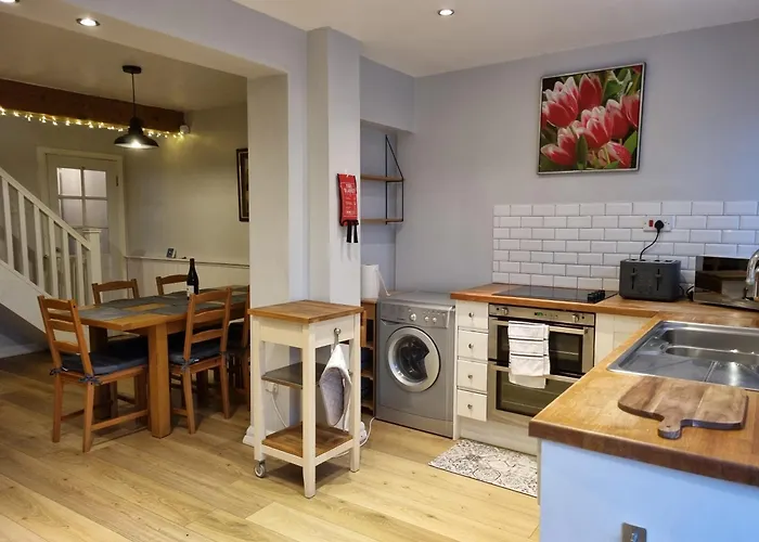 Tulip Cottage Hinderwell, Staithes & Whitby - 3 Bedroom - Sleeps 6 - Pet Friendly - Genius