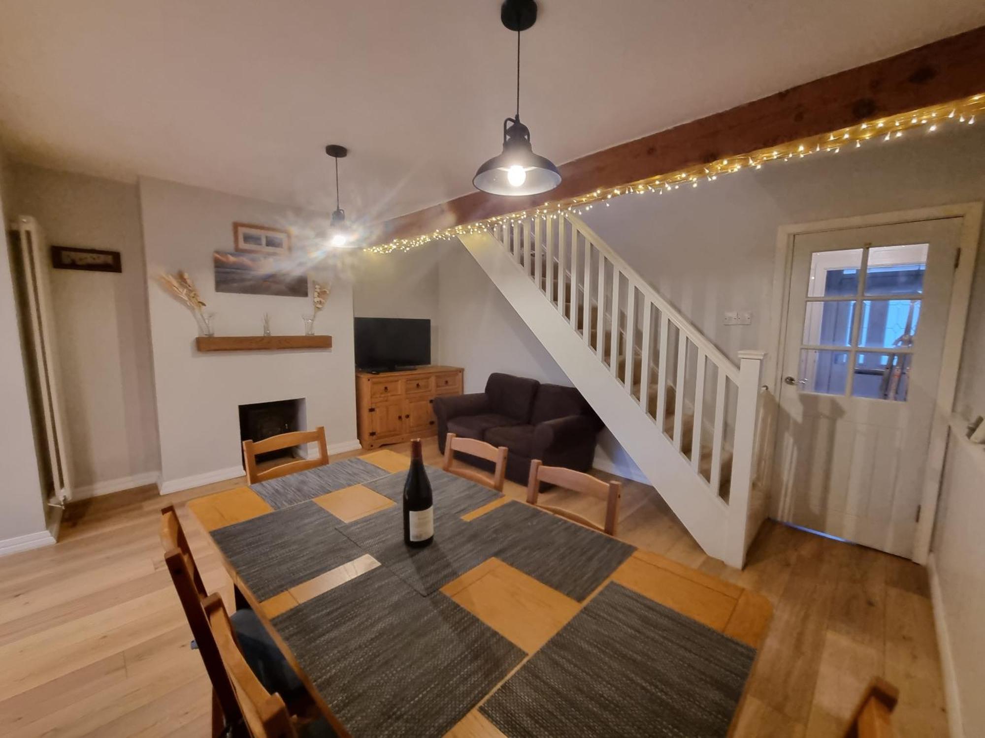 Tulip Cottage Hinderwell, Staithes & Whitby - 3 Bedroom - Sleeps 6 - Pet Friendly - Genius Holiday home *