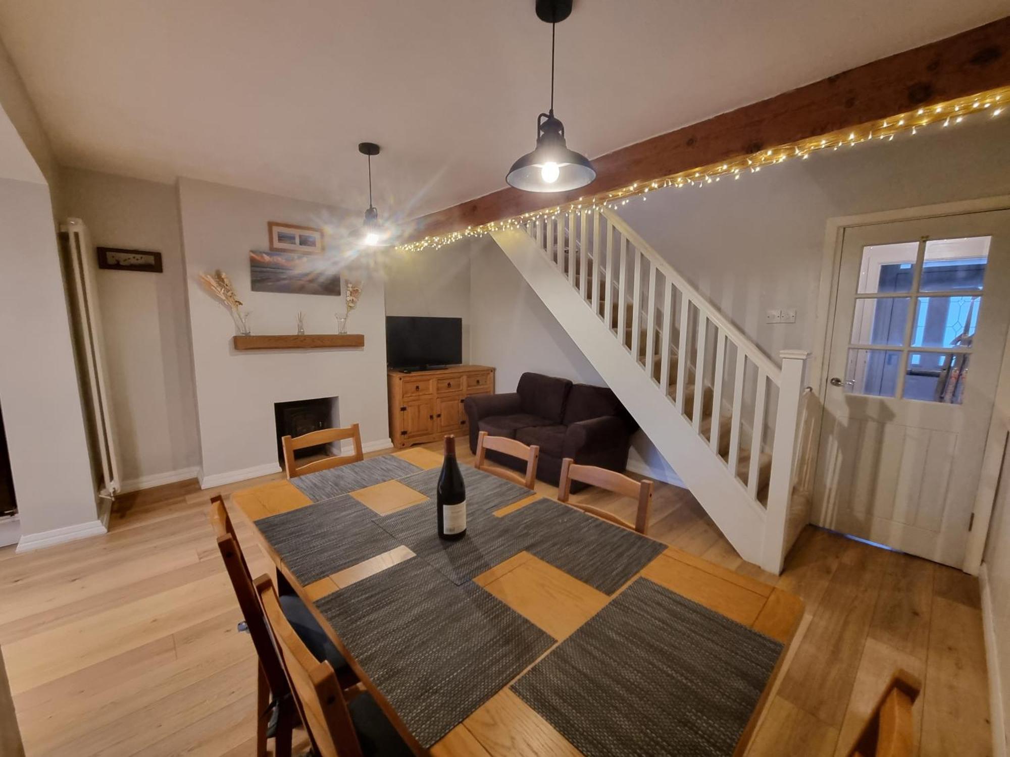 Tulip Cottage Hinderwell, Staithes & Whitby - 3 Bedroom - Sleeps 6 - Pet Friendly - Genius Holiday home Hinderwell